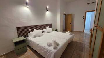 Standaard kamer, 1 twee- of 2 eenpersoonsbedden, uitzicht op bergen | Een bureau, gratis wifi