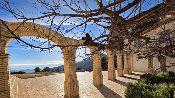A courtyard with a tiled floor, brick arches, and a view of the mountains. - LA CILLA MORATALLA (Moratalla)