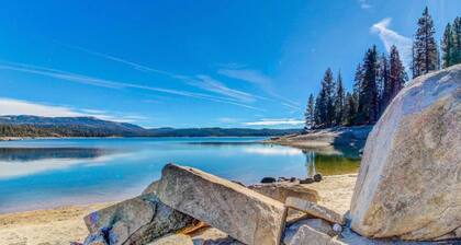 Cozy Lakeshore Cabin Near Skiing, Hiking & Fishing