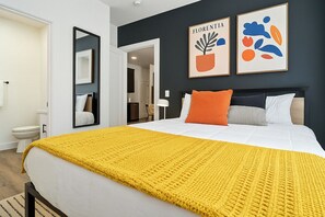 Tabla de planchar con plancha, wifi, ropa de cama