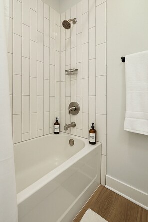 Hair dryer, towels, soap, toilet paper - 2Beds |near DT & Museums| Pool, Gym, BBQ, Library (Houston)