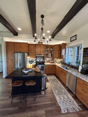 Fridge, microwave, oven, stovetop - Beautiful 4 bedroom home with loft in downtown Coeur d'Alene (Coeur d'Alene)