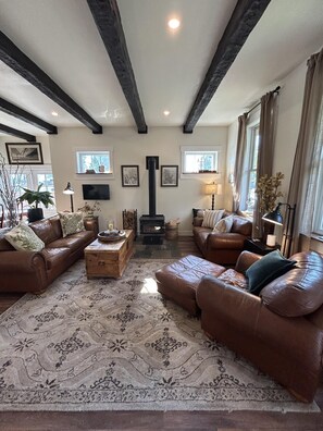 TV, DVD player, ping pong, books - Beautiful 4 bedroom home with loft in downtown Coeur d'Alene (Coeur d'Alene)