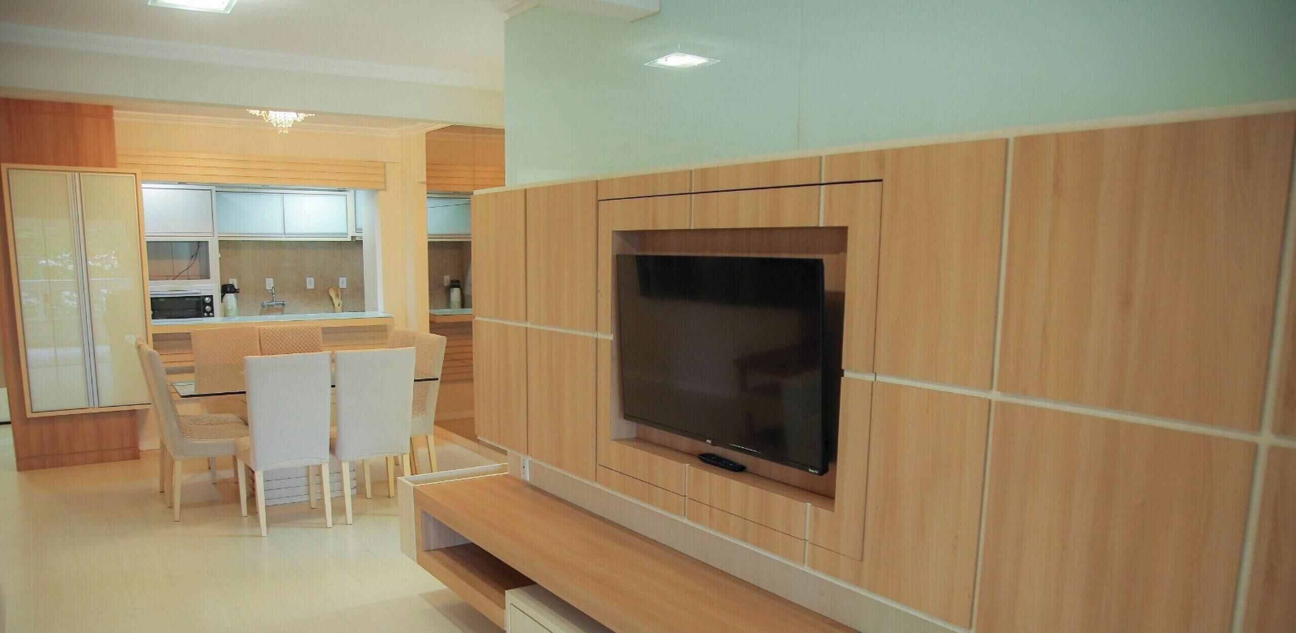 尊荣公寓 | 起居区 | 40-英寸智能电视（配备数码频道）、Netflix、流媒体服务