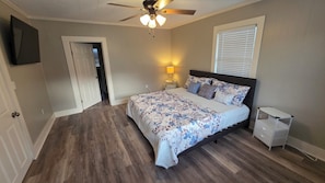 Strykejern/-brett, internettilgang og sengetøy