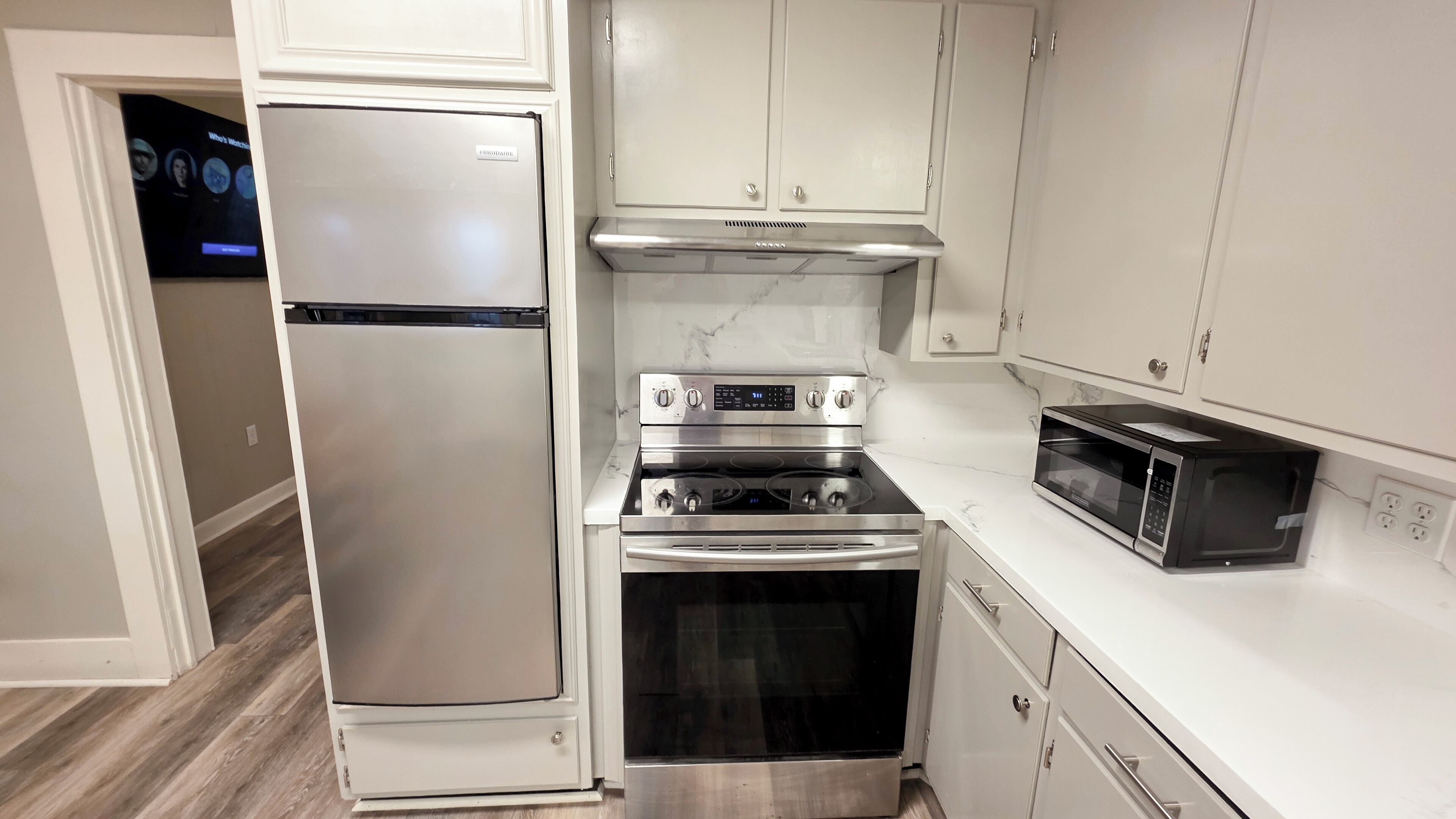 Mikrobølgeovn, ovn og kokeplater