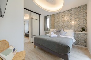 2 slaapkamers, een bureau, een strijkplank/strijkijzer, reisbedje