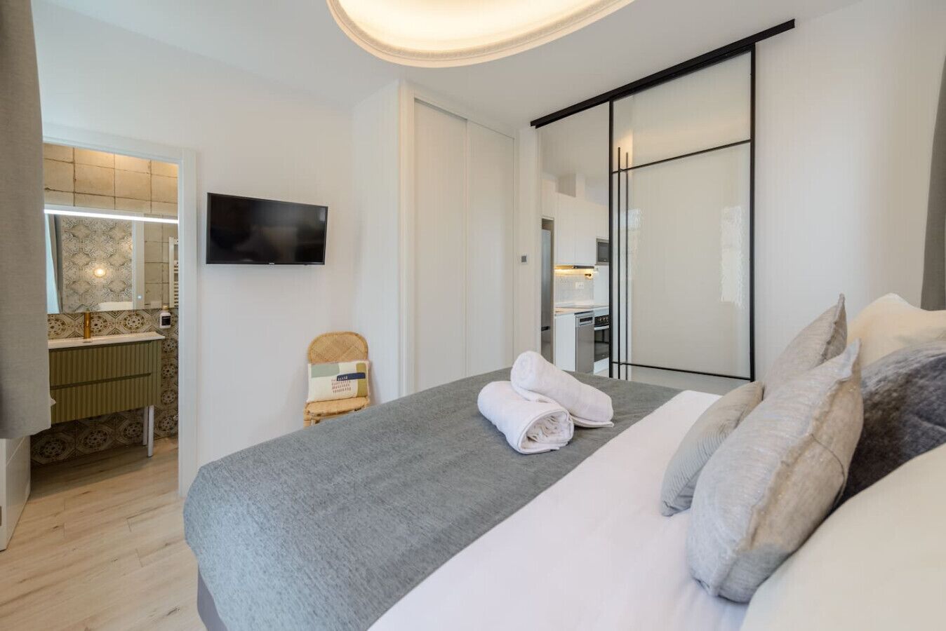 2 bedrooms, desk, iron/ironing board, WiFi