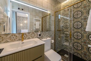 Hair dryer, towels - GRAN VIA capitals, LiSBOA (Madrid)