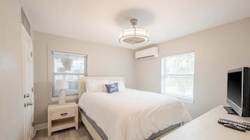 Tabla de planchar con plancha, wifi gratis y ropa de cama