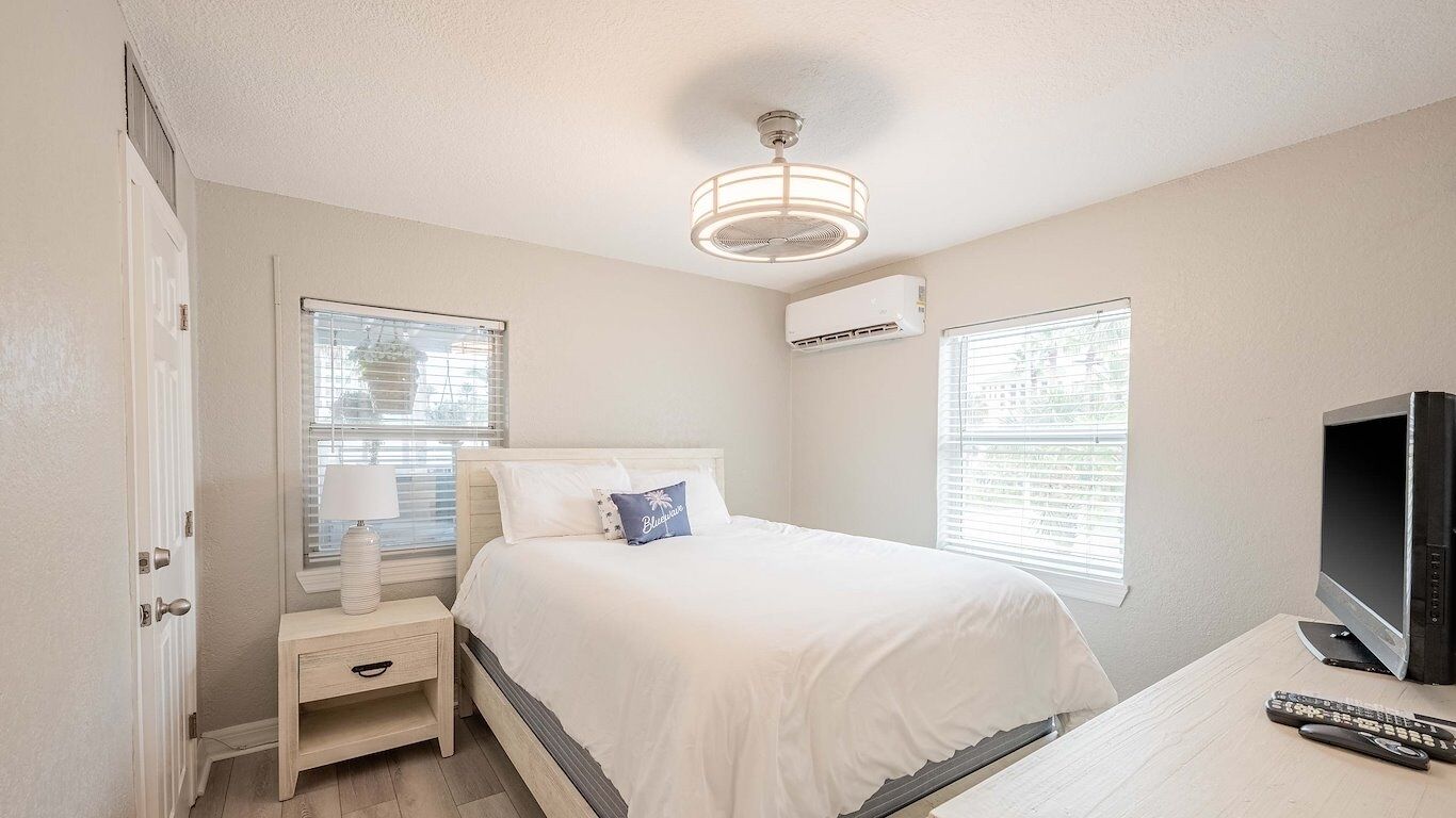 Tabla de planchar con plancha, wifi gratis y ropa de cama 