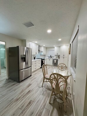 Fridge, microwave, oven, stovetop - 15 minutes from Bonita Beach sunsets along the SW coastline are waiting for you! (Bonita Springs)