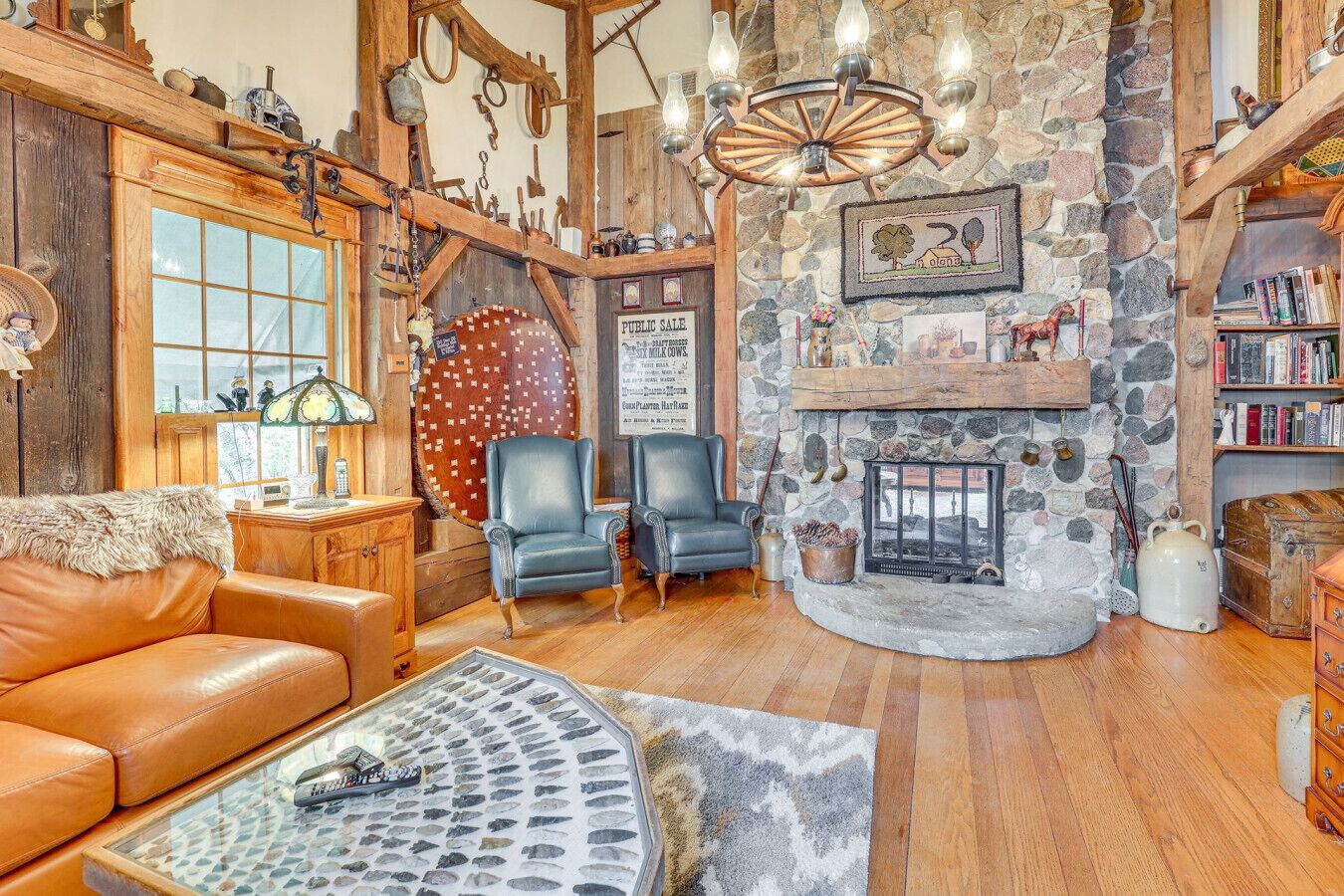 TV, fireplace, DVD player, books