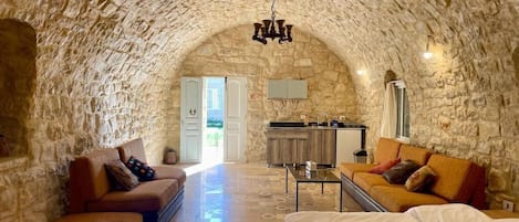 Traditional Studio Suite, Patio, Mountain View | Free WiFi