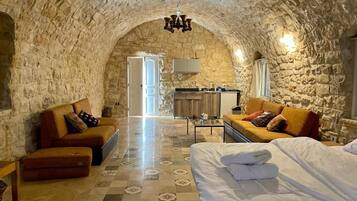 Traditional Studio Suite, Patio, Mountain View | Free WiFi