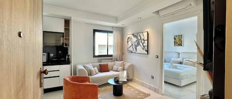 Apartment, 1 Bedroom, Smoking | Living room