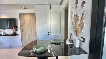 Apartamento, 1 quarto, para fumantes | Sala de jantar