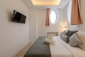 2 bedrooms, desk, iron/ironing board, travel cot - GRAN VIA capitals, AMALFi (Madrid)