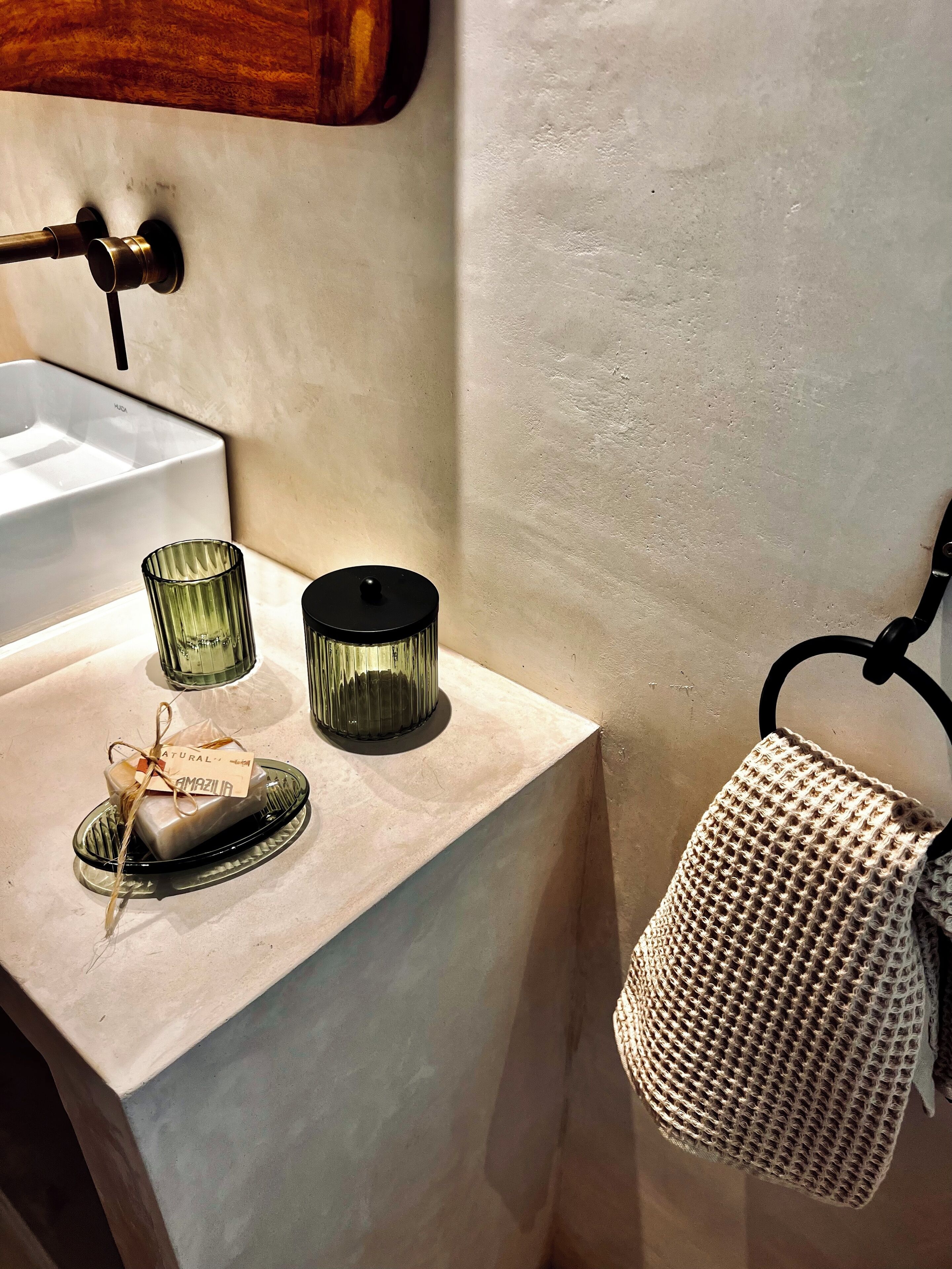 Luxe penthouse, uitzicht op zwembad | Badkamer | Een douche, gratis toiletartikelen, een haardroger, handdoeken