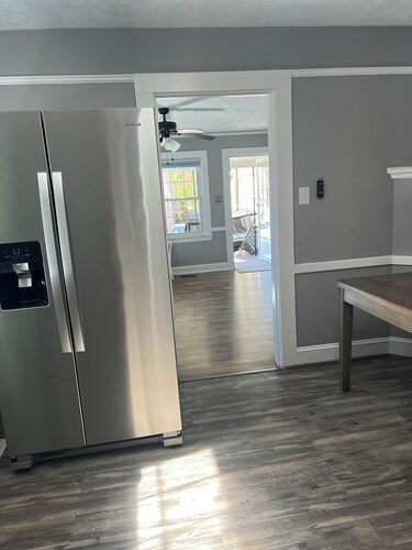 So DAM Cute! Cozy 2-bedroom house within walking distance to the New River