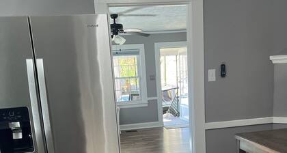 So DAM Cute! Cozy 2-bedroom house within walking distance to the New River