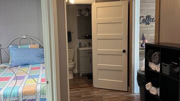 2 室のベッドルーム、アイロン / アイロン台、WiFi、ベッドシーツ