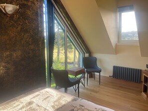 2 bedrooms, iron/ironing board, free WiFi, bed sheets - Kick back and relax in this calm, stylish with views of beautiful Strathnairn. (Inverness)