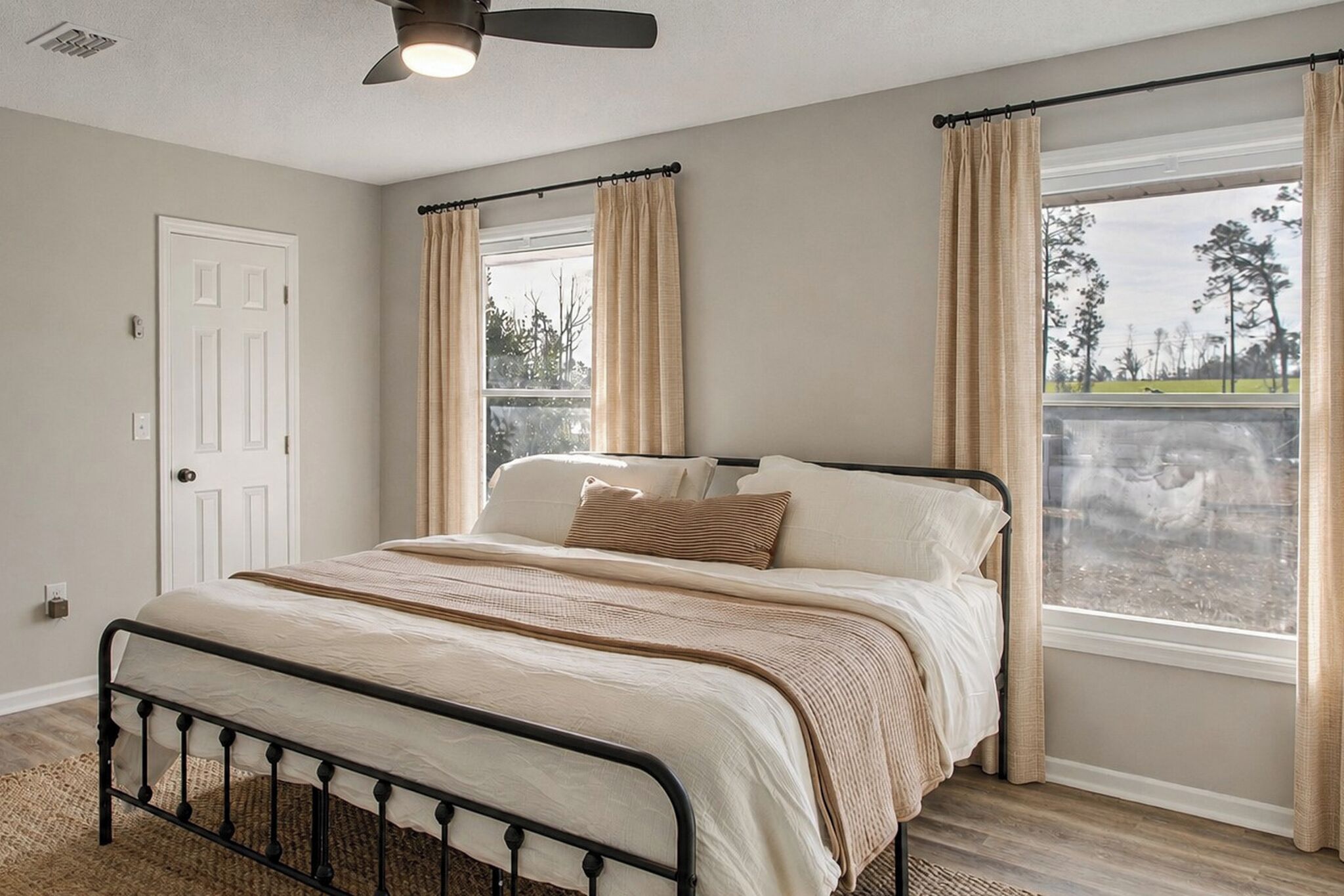 3 bedrooms, iron/ironing board, internet, bed sheets
