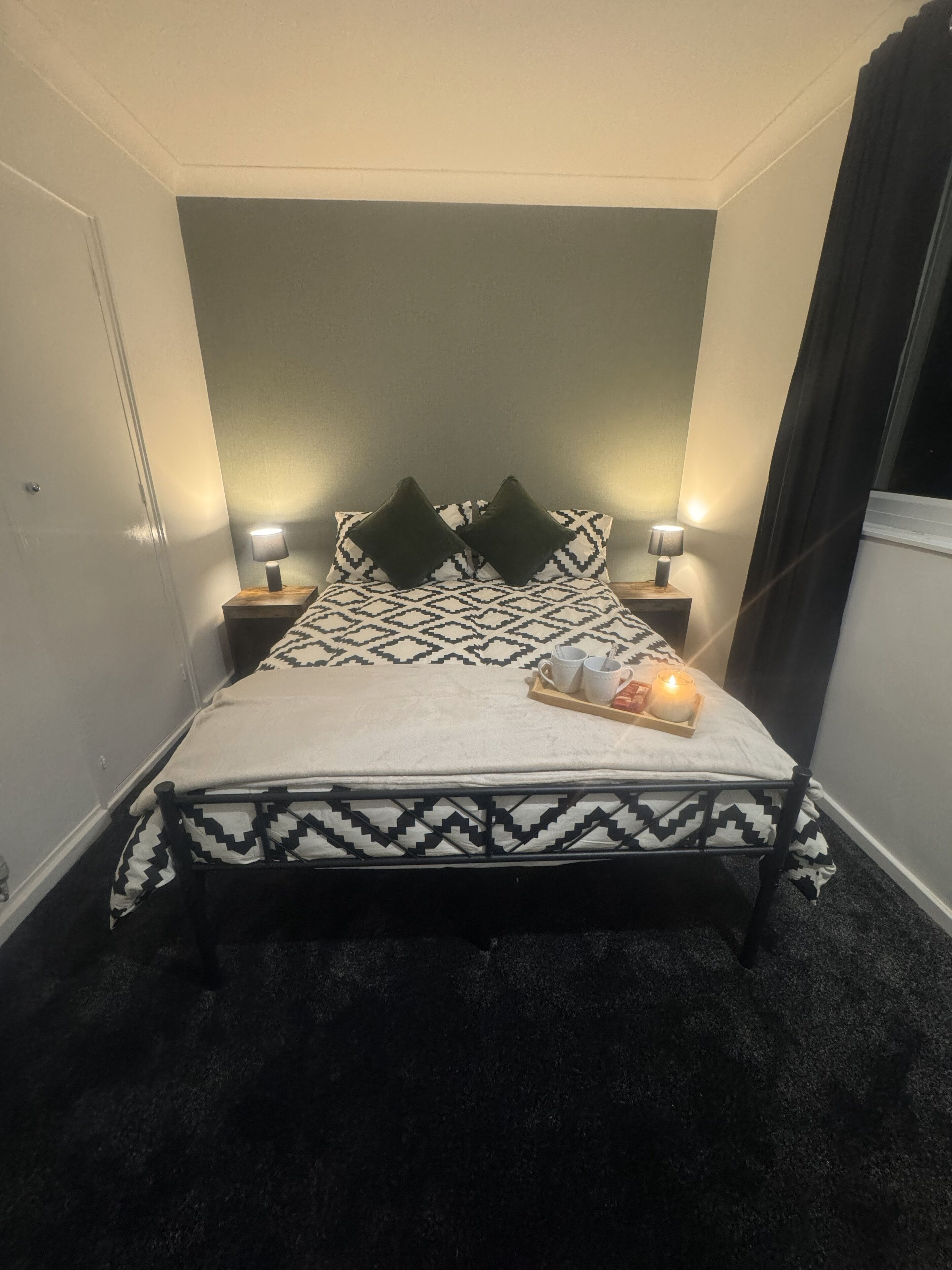 3 habitaciones, tabla de planchar con plancha y cuna de viaje 