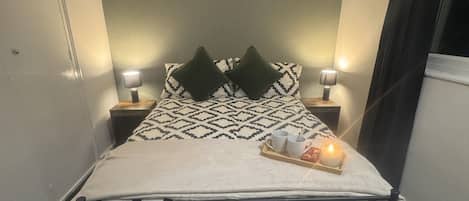 3 habitaciones, tabla de planchar con plancha y cuna de viaje