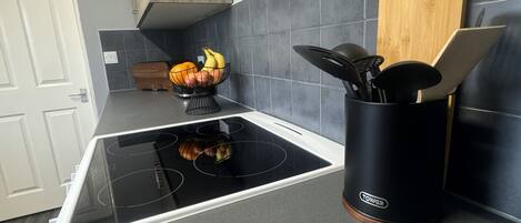 Kjøleskap, mikrobølgeovn, ovn og vannkoker