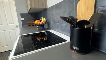 Kylskåp, mikrovågsugn, ugn och spishäll