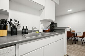 Private kitchen - Charming 1-bedroom apartment with AC in vibrant Austin (Austin)