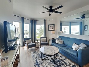 คอนโด (2 Bedrooms) | บริเวณนั่งเล่น | ทีวี