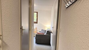 Interior - 150m from ski slopes, 3rd floor, view open, balcony, tv, ski locker, 28m², Risoul (Risoul)