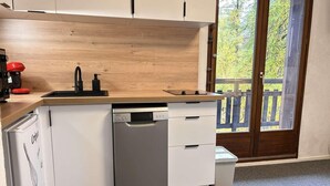 Coffee/tea maker, fridge, microwave, oven - 150m from ski slopes, 3rd floor, view open, balcony, tv, ski locker, 28m², Risoul (Risoul)