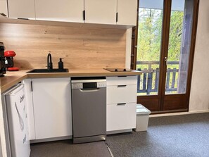 Coffee/tea maker, fridge, oven, dishwasher - 50m from resort center, 3rd floor, view open, balcony, tv, ski locker, 28m², Risoul (Risoul)