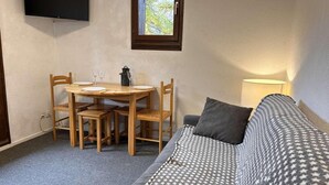 TV - 150m from ski slopes, 3rd floor, view open, balcony, tv, ski locker, 28m², Risoul (Risoul)