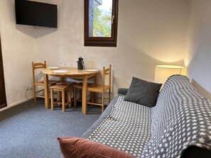 TV - 50m from resort center, 3rd floor, view open, balcony, tv, ski locker, 28m², Risoul (Risoul)