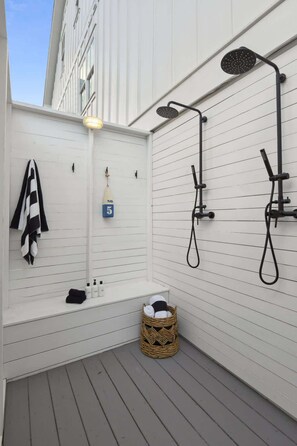 Shower, hair dryer, towels, shampoo - Luxurious Coastal Home | Heated Pool (Bay St. Louis)