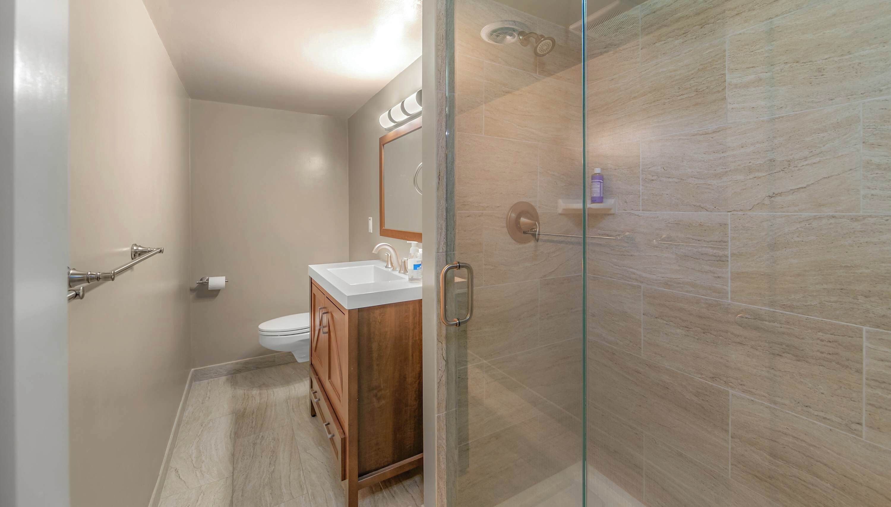 Een douche, shampoo