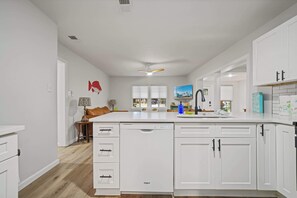 Fridge, microwave, oven, stovetop - Coastal Home Family Friendly 2 Miles to Beach (Fort Walton Beach)