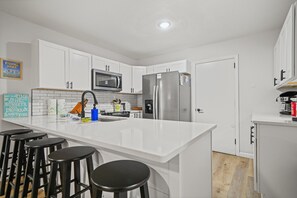 Frigorifero, microonde, forno, piano cottura