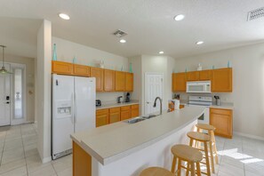 Fridge, microwave, stovetop, dishwasher - Poolside Living: Family Retreat 12 Mi to Disney (Davenport)