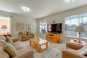TV, books - Poolside Living: Family Retreat 12 Mi to Disney (Davenport)