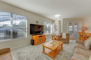 TV, books - Poolside Living: Family Retreat 12 Mi to Disney (Davenport)