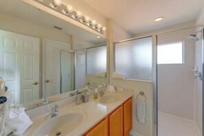 Hair dryer, towels - Poolside Living: Family Retreat 12 Mi to Disney (Davenport)