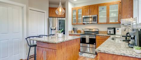 Réfrigérateur, micro-ondes, plaque de cuisson, cafetière/bouilloire