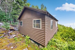 A log cabin with a gabled roof, two windows, and a small porch. - 3 Mi to Beach! Bay-View Northport Log Retreat (Northport)