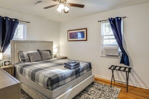 3 bedrooms, desk, iron/ironing board, internet